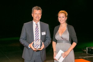 Andreas Moser, Head of Market Domain in the Commercial Vehicle Technology Division of ZF Friedrichshafen AG, receives the prize at the award ceremony in Stuttgart.