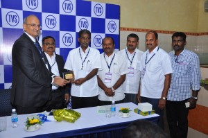  R Dinesh, JMD, TVS & Sons and G Srinivasa Raghavan, President & CEO, TVS & Sons present the TVS Hypermart membership card to SLUS president M R Kumaraswamy.