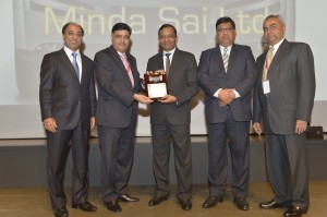 Dr. Pawan Goenka, ED & President with Hemant Sikka, Chief Purchase Officer, Auto & Farm Sector, Mahindra & Mahindra Ltd. presenting the ‘Best Supplier Award’ to Ashok Minda and Praveen Gupta, CEO, Minda SAI Ltd