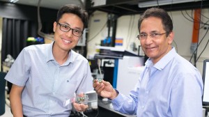 Prof. Yang (left) and Prof. Venkatesan with the innovative sensor