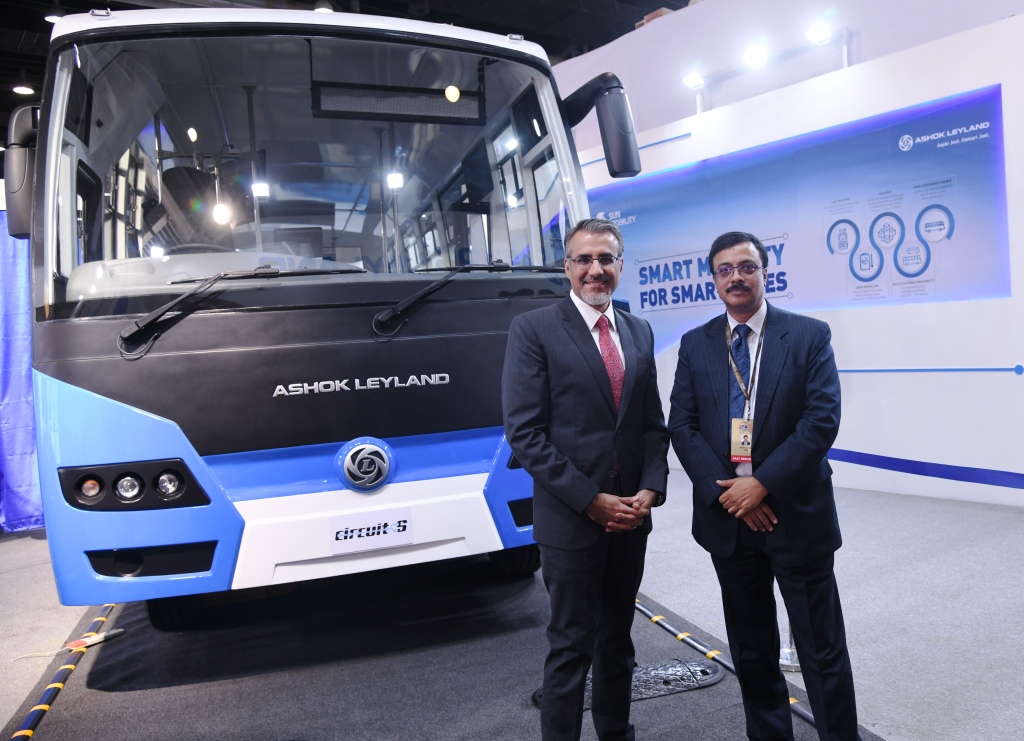 Mr. Chetan Maini, Co-Founder and Vice Chairman, SUN Mobility and Mr. Vinod K. Dasari, Managing Director, Ashok Leyland with Circuit-S, an Electric Bus